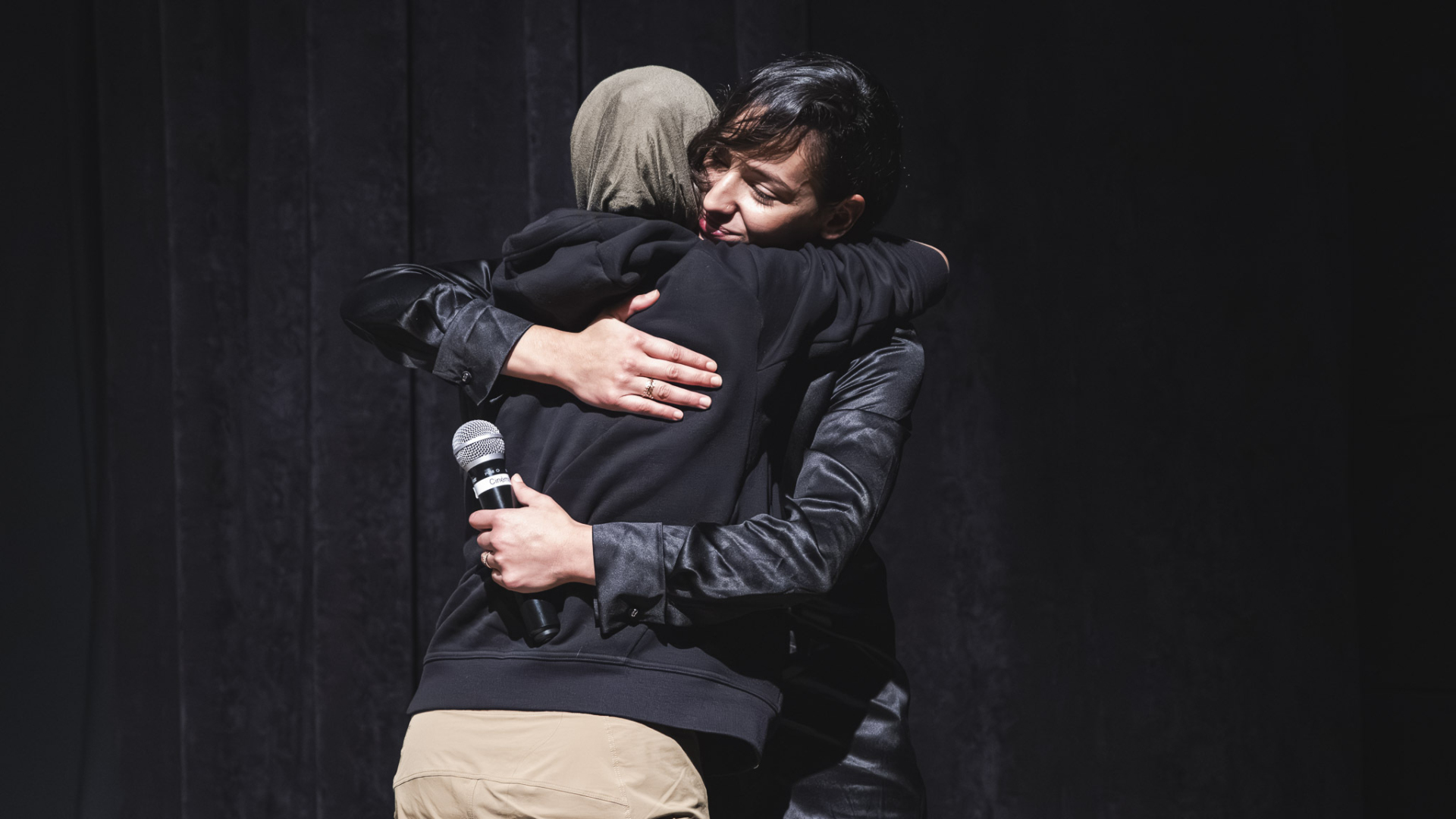 19 NADIA MELLITI et une femme du public GALA CRAVE LA PETITE DERNIÈ RE yagubphotography 226